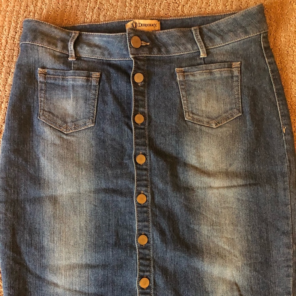Democracy Frey-Hem Button-Down Denim Skirt.  Size 12